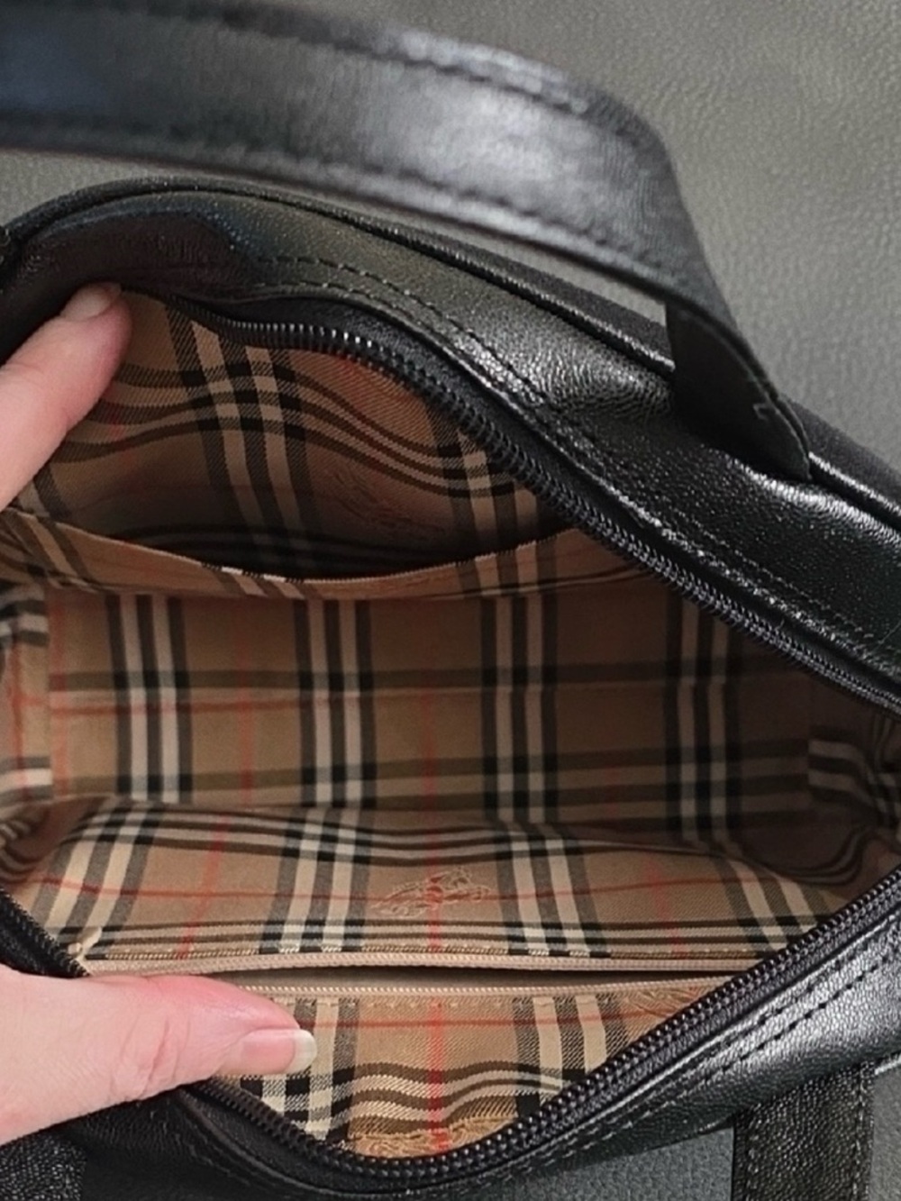 Burberrys Beauty/Fragrance Line Black Mini Bag - Picture 5 of 8